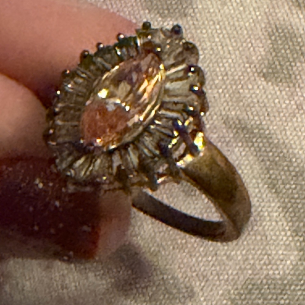 GRANDMAS JEWELRY Gold-Tone Peach Marquise Sunburst Ring. Sz 10